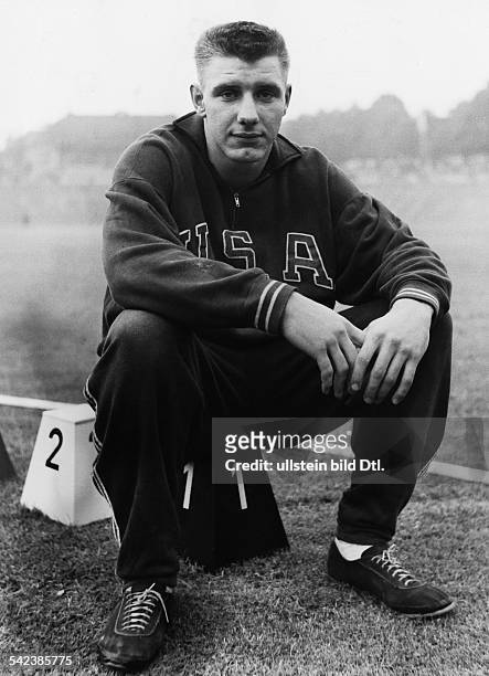 Alfred Oerter*19.09..2007+Sportler, Leichtathletik, Diskuswerfer, USAPorträt im Trainingsanzug- 1958