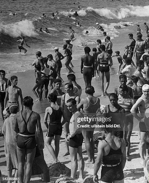 Der Strand Copacabana mit vielen Badenden und hohen Wellenum 1932Aufnahme: Martin Munkacsy