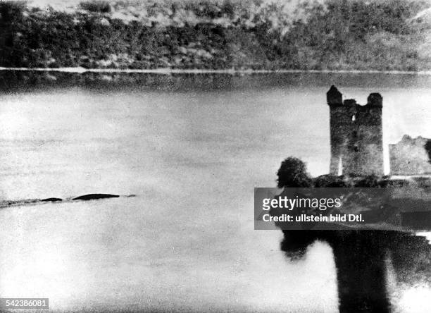 Eine Aufnahme des See-Ungeheuersvon Loch Ness .Das 'Ungeheuer' war vermutlich einBaumstamm, der von der Strömung bewegtwurde- 1933