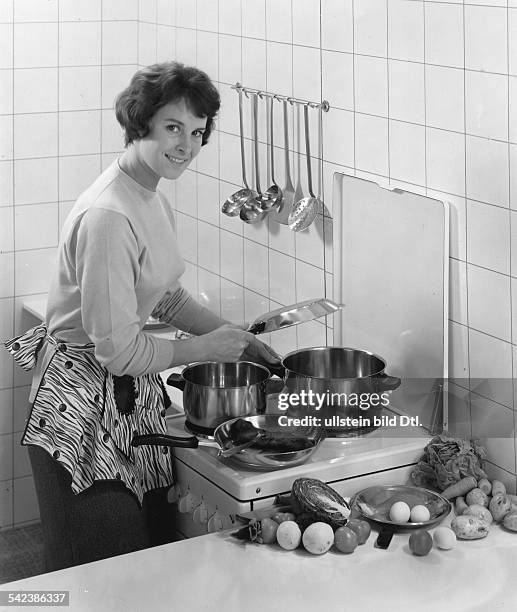 Hausfrau am Herd mit Töpfen und Pfanneaus Chromagan- 1960