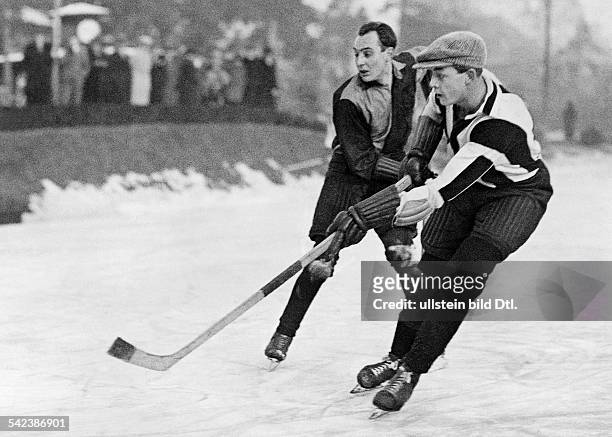 Der Eishockeyspieler Gustav Jaeneckeschießt auf das Tor- 1929