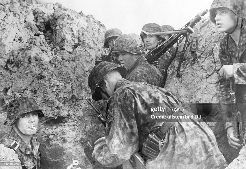 2.WW, campaign against soviet union: Danish volunteers of the III. SS-Panzerkorps ('germanic') shortly before start of a counter-attack. August 1944