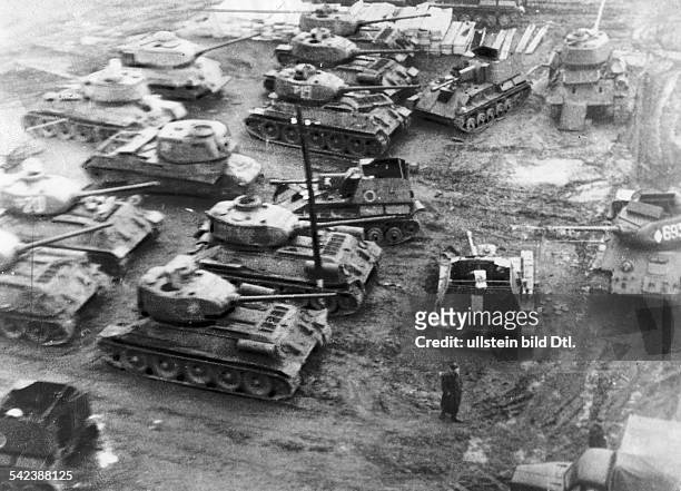 Panzer in einem sowjetischen Tankdepot inBudapest nach Niederschlagung des Aufstands
