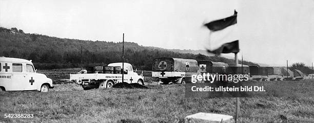 Konvoi von Wagen des Roten Kreuzes auf dem Weg nach Ungarn zur Versorgung der ungarischen Bevölkerung beimPassieren der Grenze Österreich - Ungarn