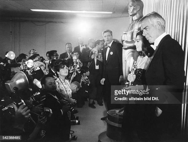 Verleihung in Hollywood: Zwei der Preisträger, Anne Bancroft und Lee Marvin, stellen sich den Fotografen1967