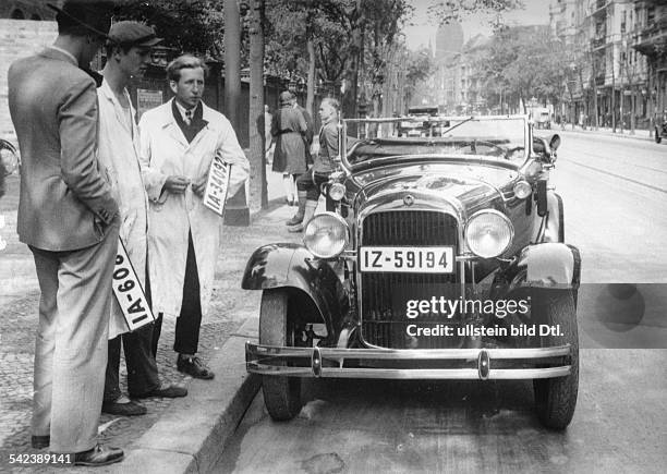 Wechsel von Autokennzeichen, Originaltext: "Aus dem Rheinländer IZ soll ein Berliner IA werden."- veröff. Tempo 9/10, 1930Foto: Gerhard Friedländer