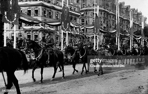 Siegesfeier in Paris :Aufmarsch britischer Truppen zu Pferde, geführt von Marschall Sir Douglas Haig