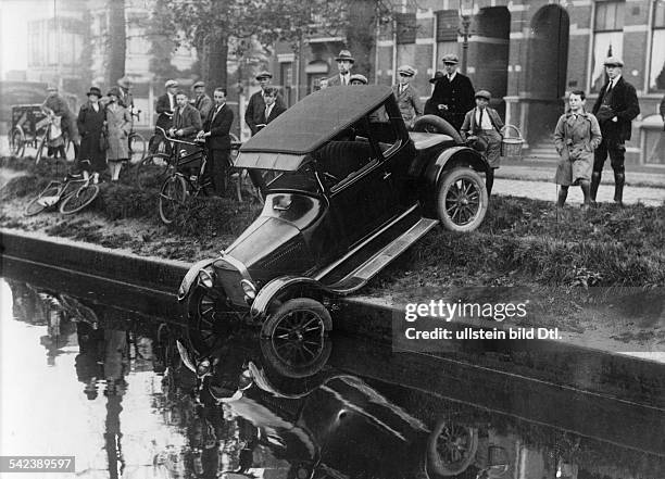 Traffic accidents A car in Amsterdam slid off the road and into a gracht - photo: Kutschuk - 1928 - Published by: 'Tempo' Vintage property of...