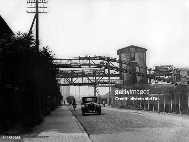 Road through the territory of the plant 'I.G. Farbenindustrie AG' from Frankfurt to Hoechst - 1929- Photographer: Hans G. Casparius- Published by:...