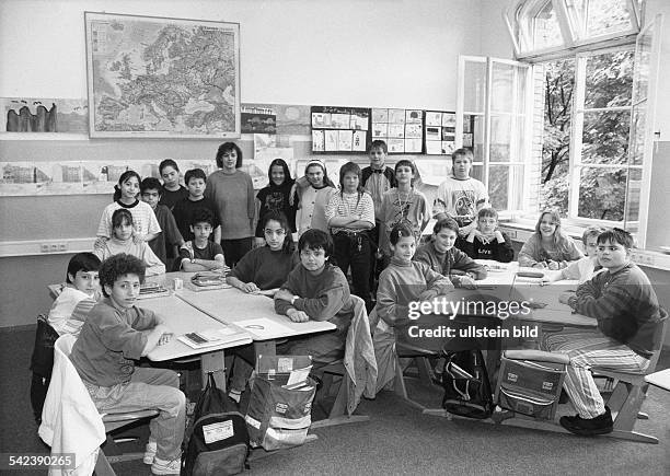 Deutsche und ausländische Kinder im Klassenzimmer der Spreewald-Grundschule in Berlin, 5. Klasse.1993