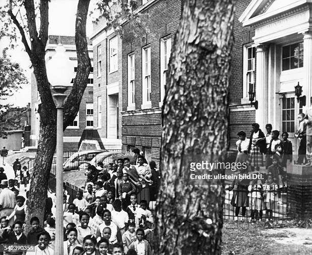 Farbige Kinder vor einem Schulgebäude in Washington D.C., kurz nach Bekanntwerden des Urteils des Obersten Gerichtshofs über die...