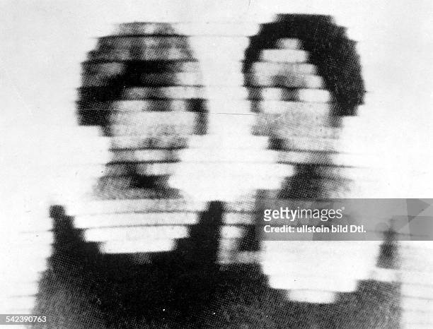 Das erste Fernsehbild, das in Deutschland gesendet wurde: Zwei junge Frauen Zeile für Zeile abgetastet. 1929 strahlte dieDeutsche Reichspost zum...