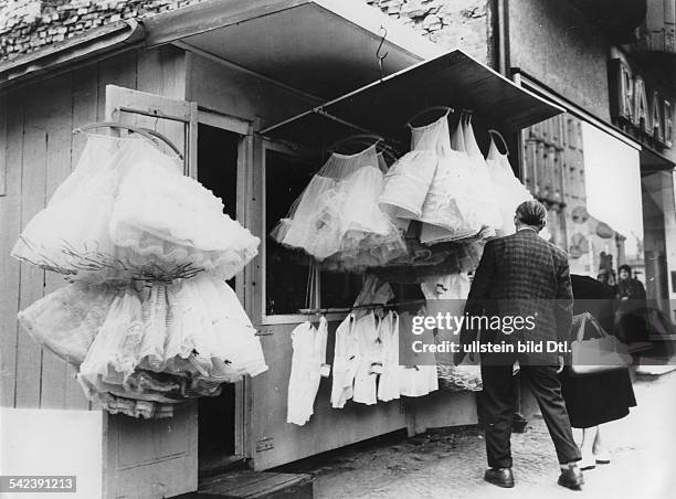 Petticoats als Angebot auf dem Markt in Berlin Spandau- 1960