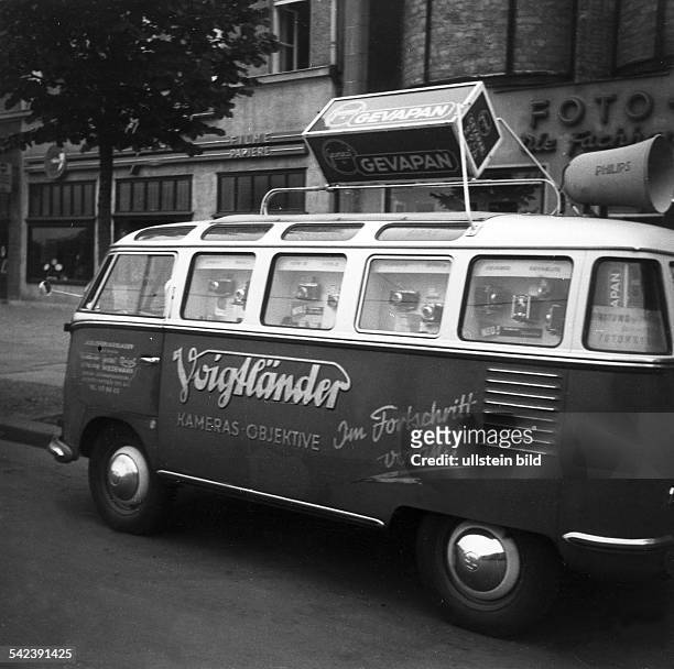Bus als Reklamewagen für Fotoapparate von Voigtländer.- 1954