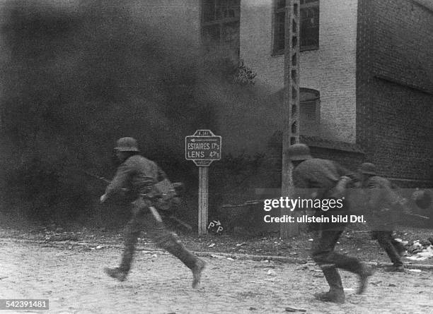 WKDeutsche Infanteristen mit aufgepflanztemSeitengewehr auf dem Vormarsch in derNaehe von Lens- 1940