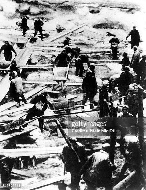 Bei der Zwangsarbeit an dem Kanalsystemvom nördlichen Eismeer zum Schwarzen Meer- 1937