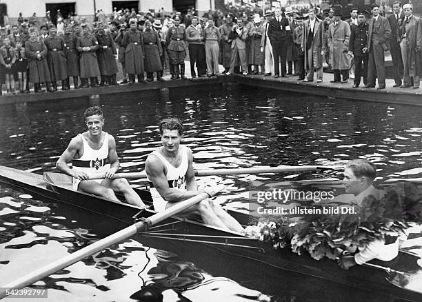 Olympische Spiele 1936 in Berlin- Rudern: die deutschen Goldmedaillengewinner im Zweier mit Steuermann; Gustmann, Adamski, Steuermann Arend- August...