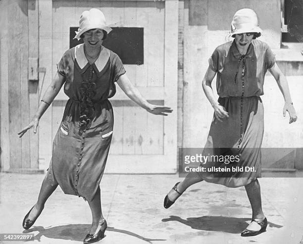 Charleston Two women dancing the charleston - undated, probably - Vintage property of ullstein bild