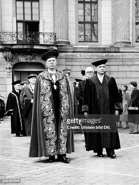Der alte Rektor der Humboldt-Universität, Professor Dr. Nege , mit seinem Nachfolger, Prof. Dr. Hartke, auf dem Weg zur Staatsoper- 1957