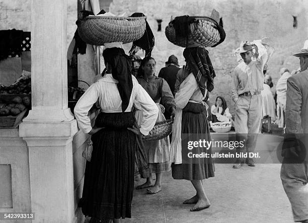 Bäuerinnen bringen ihre Waren inTragekörben auf dem Kopf zum Marktveröffentlicht Koralle 37/1934Radio Revue 17 / 1953
