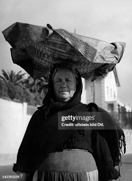 Portugal Bevölkerung: alte Frau trägt einen Lastenkorb auf demKopf- 1952