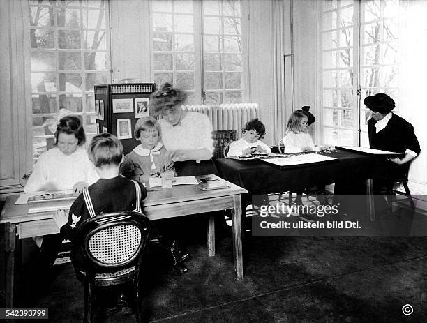 Montessori - Schule: Kinder und Lehrerinnen im Unterricht- 1913