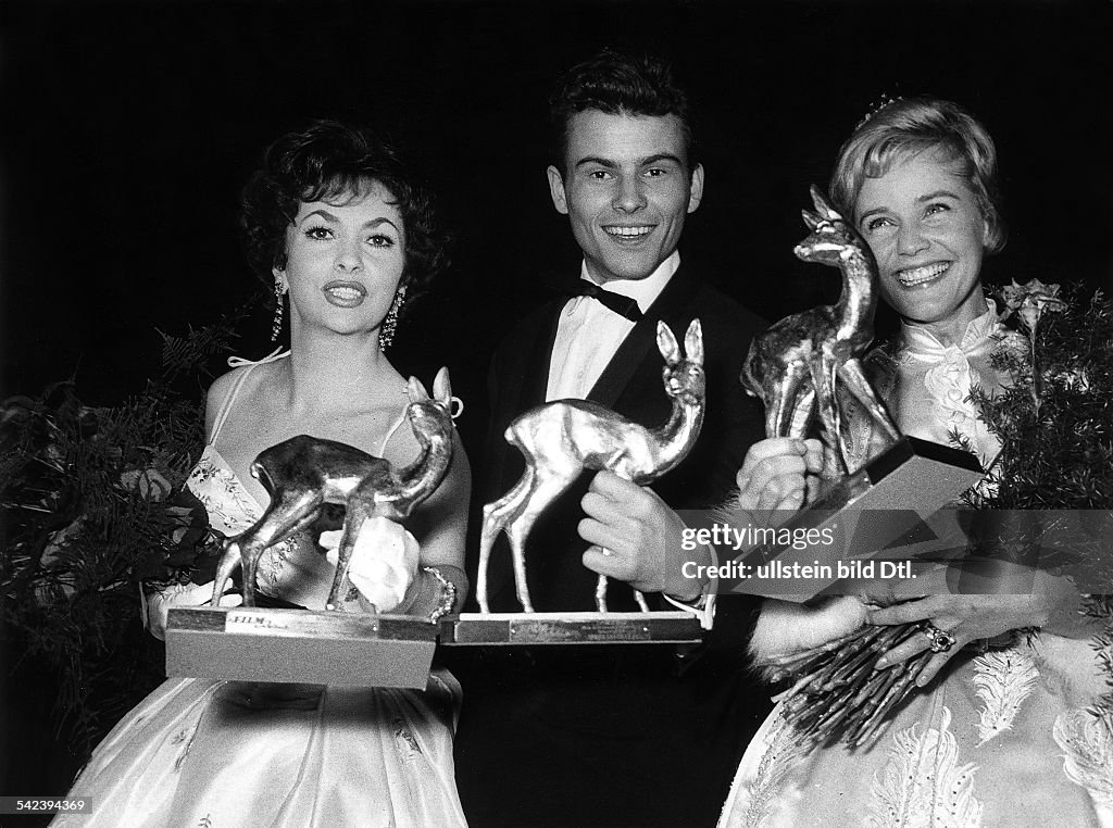 Schell, Maria - Actress, Austria / Switzerland - *15.01.1926-26.04.2005+ - is awarded the 'Bambi' (German film award) alongside Gina Lollobrigida and Horst Buchholz - 17.03.1958 - Vintage property of ullstein bild