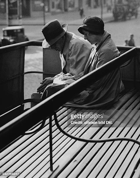 Mann und Frau sitzen auf dem offenenOberdeck eines Busses- um 1932Aufnahme: Martin Munkacsy