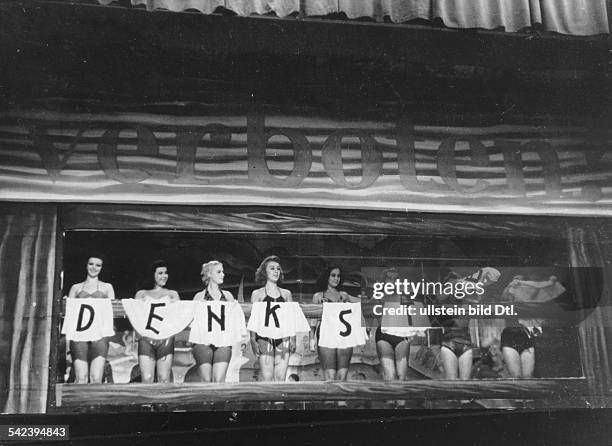 Revue-Girls beim Entkleiden auf der Bühne1943