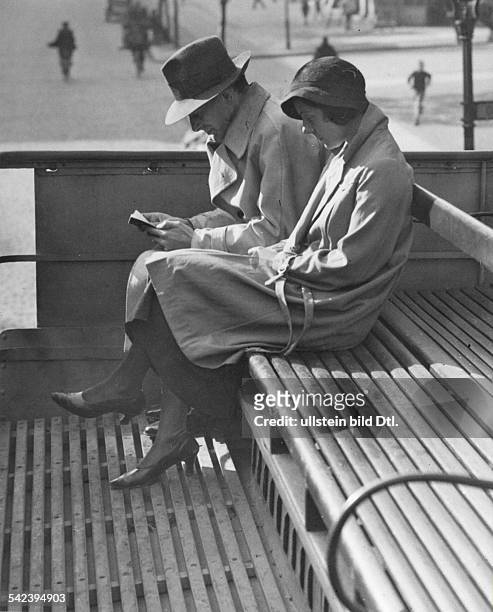 Mann und Frau sitzen auf dem offenen Oberdeck eines Busses Berlin um 1932Aufnahme: Martin Munkacsy