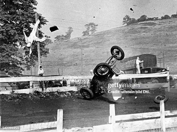 Pkw rast gegen eine Leitplanke, der Fahrer wird rausgeschleudert- 1938