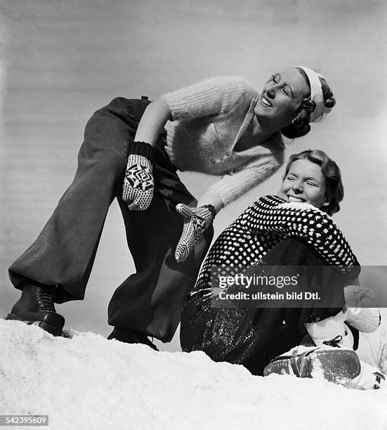 Two women in the snow - 1937 - Published by: 'Die Dame' 1/1937 Vintage property of ullstein bild - photographer: Regine Relang