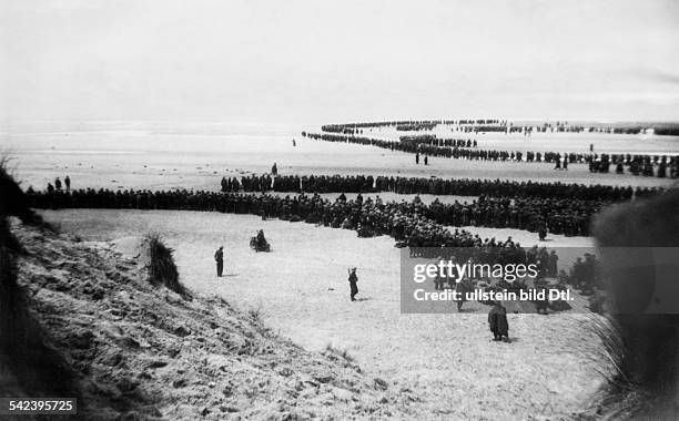 Ww:campaign in the west 10.05.-: british and french troops waiting among the dunes of Dunkirk beach for their evacuation. About