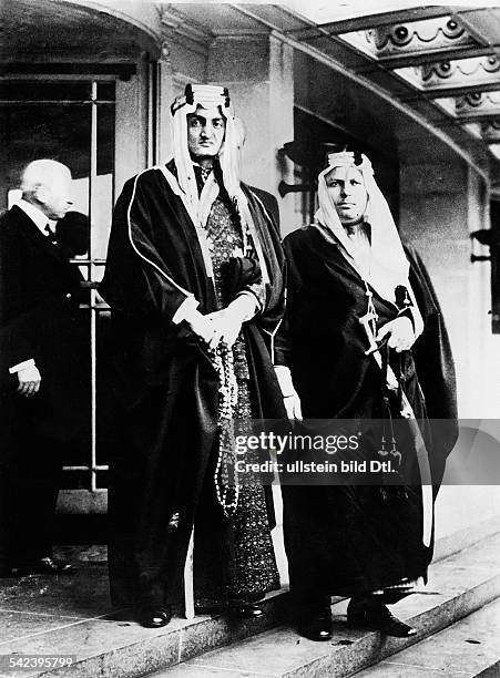 Faisal Ibn Abdalaziz1905 -1975Koenig von Saudi Arabien 1964-1975Emir des Hedschas- mit Begleiter vor einem Hotel inAmsterdam, 1932.