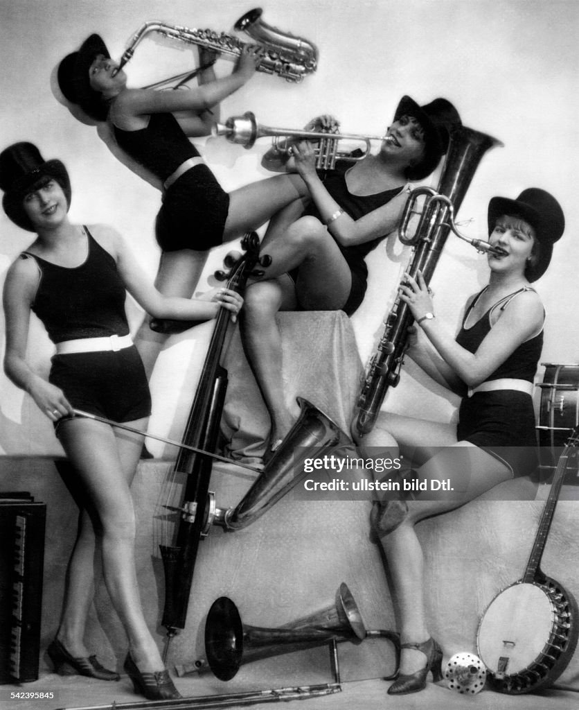 Germany, Weimar Republic The 'Jazz Band' Chorus girls of a revue on a New Year's Eve performance - 1927 Photograph: Studio Angelo
