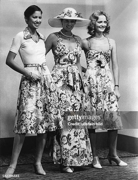 Kollektion aus geblümtem Stoff - Rock und passendes Oberteil, langes Sommerkleid, knielanges Sommerkleid1975