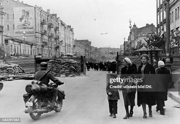 Zweiter Weltkrieg, Russlandfeldzug 1941 - Ostfront'Unternehmen Barbarossa'Deutscher Angriff auf die Sowjetunion ab - Strasse in der von deutschen...