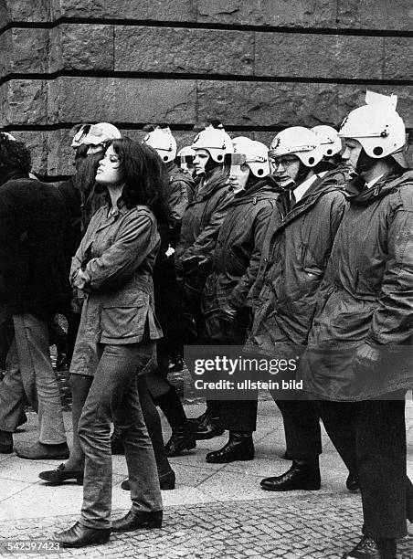 Uschi Obermaier während einer Demonstration in Berlin- um 1970