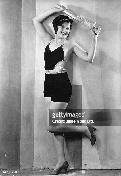 Barbara Kent Barbara Kent *- Actress, Canada posing on stage - 1929 - Vintage property of ullstein bild