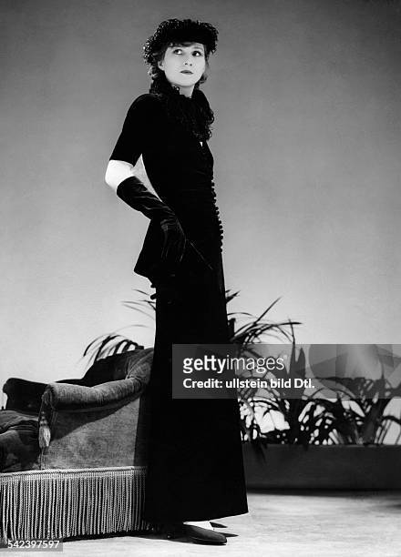 Kleid aus schwarzem Samt von Chanelveröffentlicht: Die Dame, 20/1934