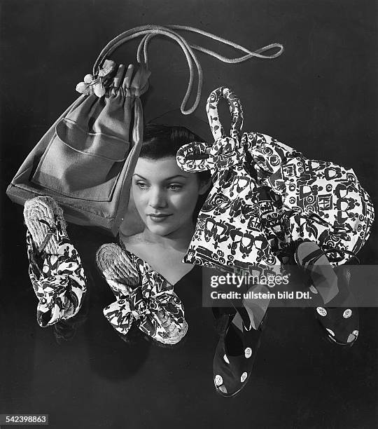 Fabric bags with matching straw shoes of the same material - Photographer: Regine Relang - Published by: 'Berliner Illustrirte Zeitung' 11/1943...