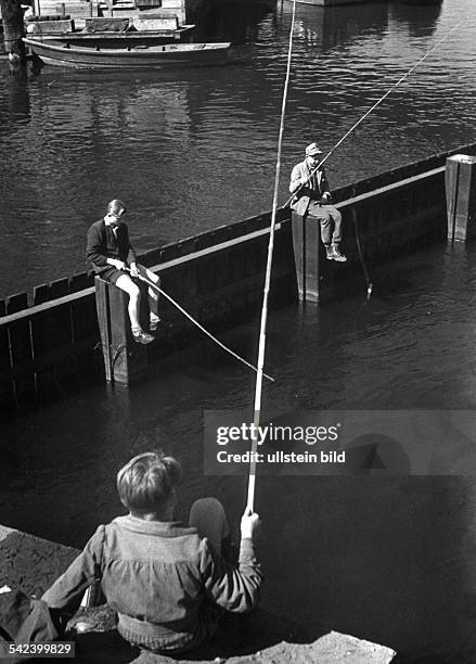 Berliner Jungen beim Angelnum 1951Foto: Fritz Eschen