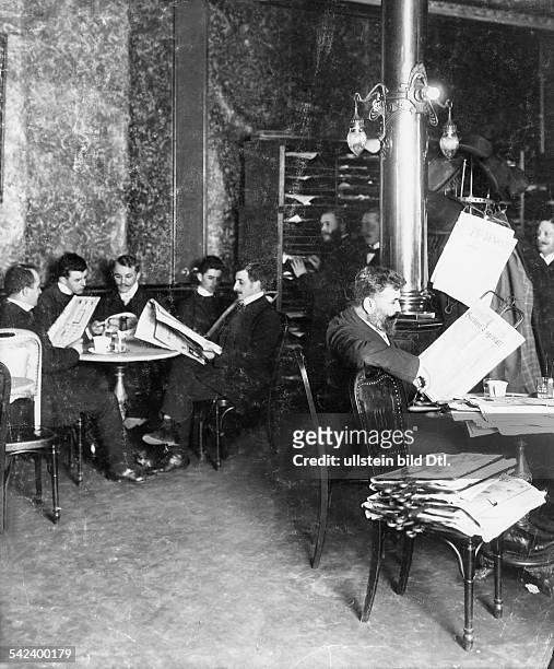 Zeitungsleser in einem Cafe in Berlin- 1907Foto: Zander & Labisch