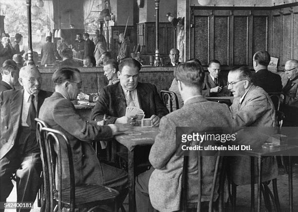 Österreich; Wien: Tarokspieler in einem volkstümlichen Cafehaus1954Foto: Albert Hilscher