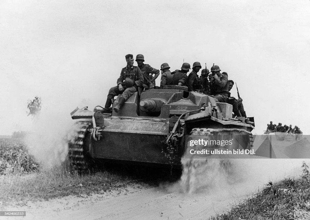 WK II Russlandfeldzug - Sturmgeschuetze mit Infanteristen darauf