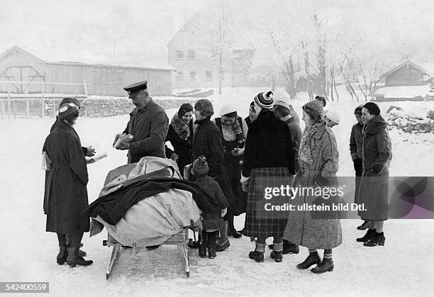 Postbote mit Schlitten verteilt Briefean die Schülerinnen der KlosterschuleFrauenwörth.1934