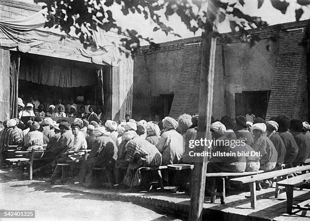 Der russische Orient unter derSowjetherrschaftEine politische Versammlung in Bucharaerschienen Nr. 48/1923Foto: John Graudenz