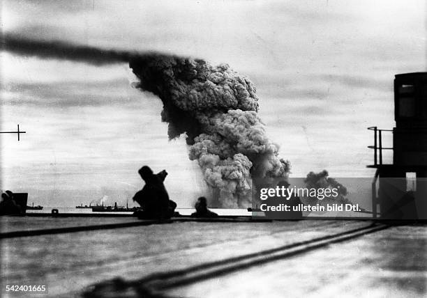 Alliierter Geleitzug im Nordatlantik/Nördliches Eismeer: i.H. BrennendeSchiffe nach einem deutschenU-Boot-Angriff.Oktober 1942