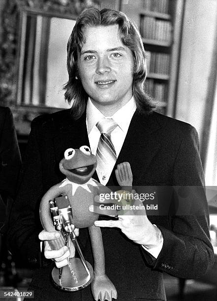 Goldene Kamera der Programmzeitschrift 'Hör zu' , Preisträger Steven Whitmire mit Frosch Kermit- 1979