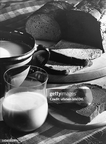 Brot, Butter und Milch1933Aufnahme Fotografisches Atelier Ullstein - Elsbeth Heddenhausen